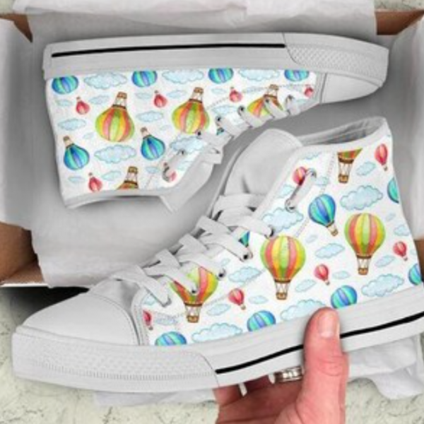 Sepatu dengan aksen bendera balon udara